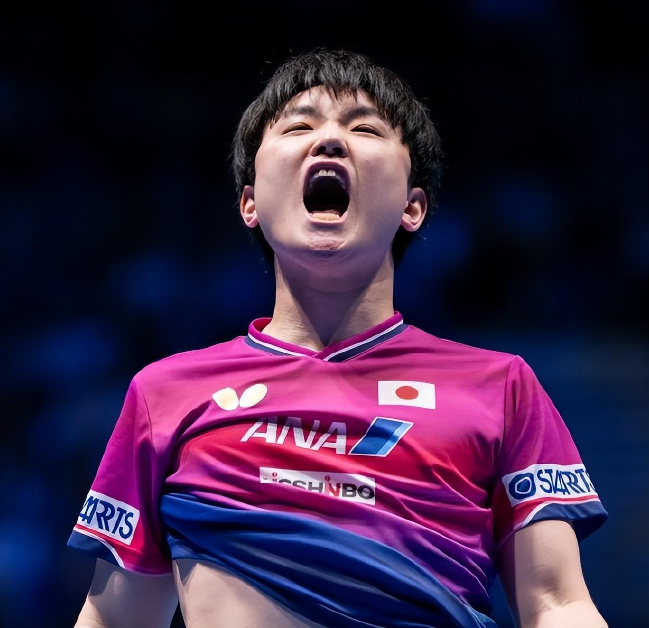 0-2落后连扳三局逆转！张本智和抱紧岸川释放压力 日媒：创52年纪录